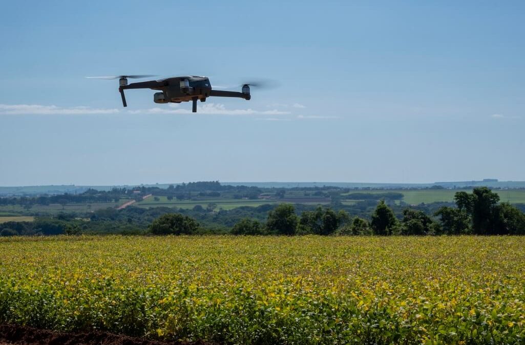 drones na agricultura sobrevoando plantação de soja