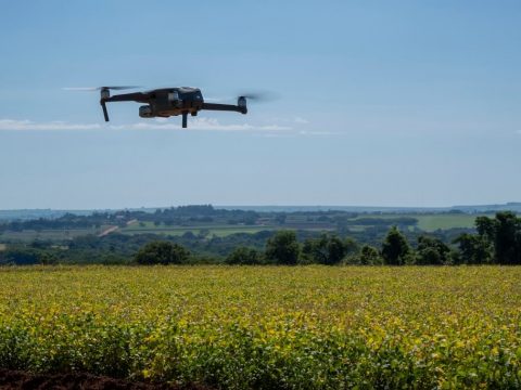 drones na agricultura sobrevoando plantação de soja