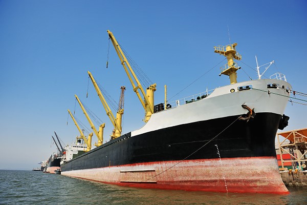 Transporte da soja — navio cargueiro com cores branca, preta e vermelha atracado no Porto de Paranaguá, no estado do Paraná.