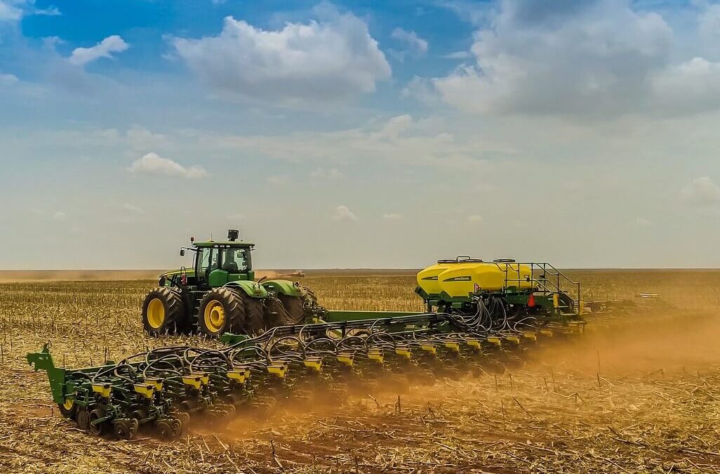 Maquinário pulverizando produtos para dessecação pré-plantio da soja.