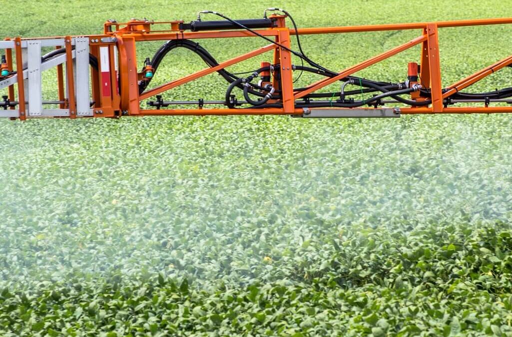 Aplicação de herbicidas pós-emergentes na soja.