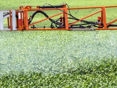 Aplicação de herbicidas pós-emergentes na soja.